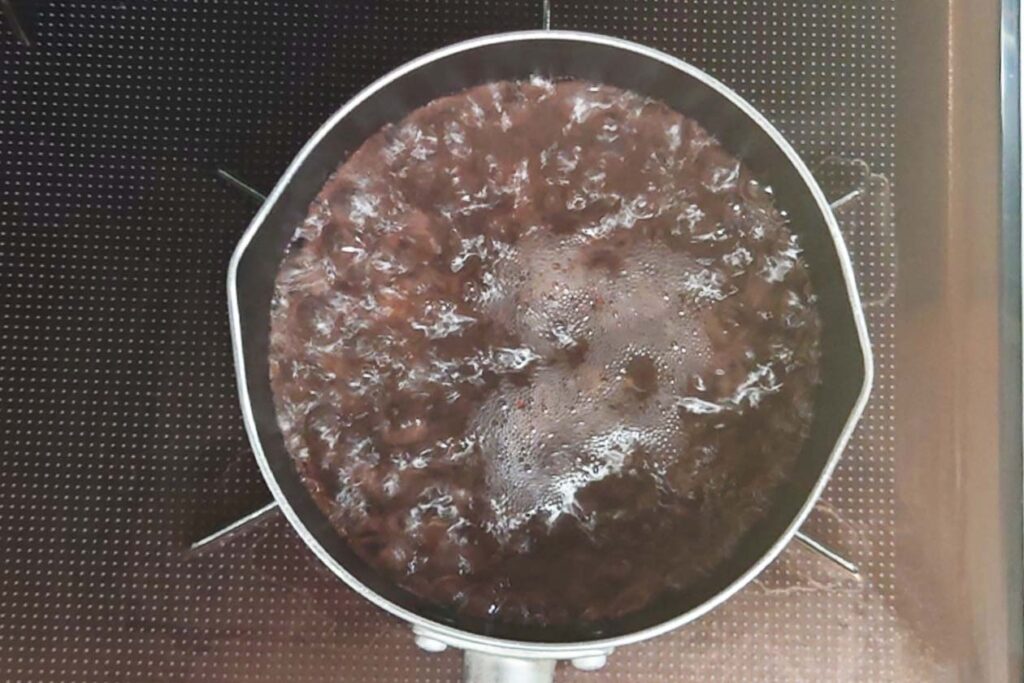 沸騰している鍋の写真