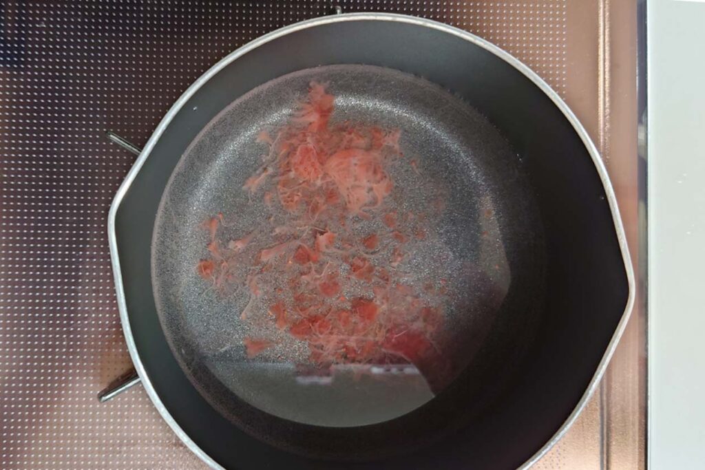いちごジャムと砂糖と水を入れた鍋の写真