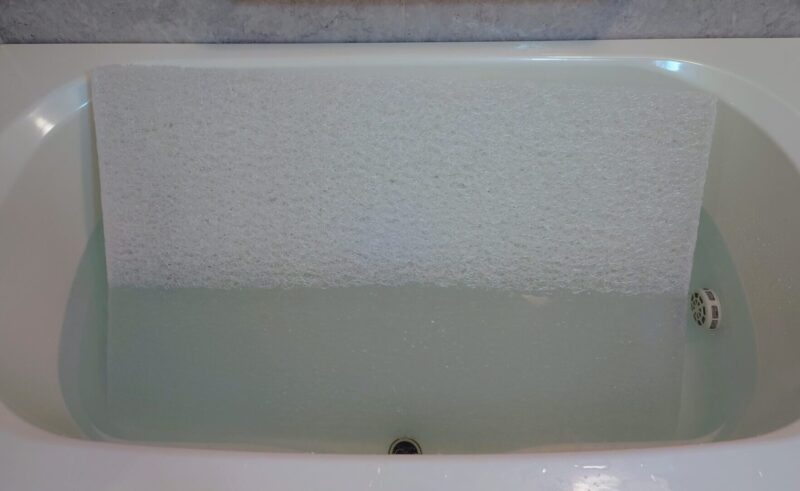 お風呂につかる中材の写真